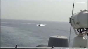 В Ормузском проливе иранский быстроходный катер сблизился с 🇺🇸американскими военными кораблями!!!