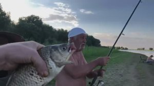 пенсионер обрыбачил молодых)он снова в деле!отлично порыбачили и пожарили улов на костерке!