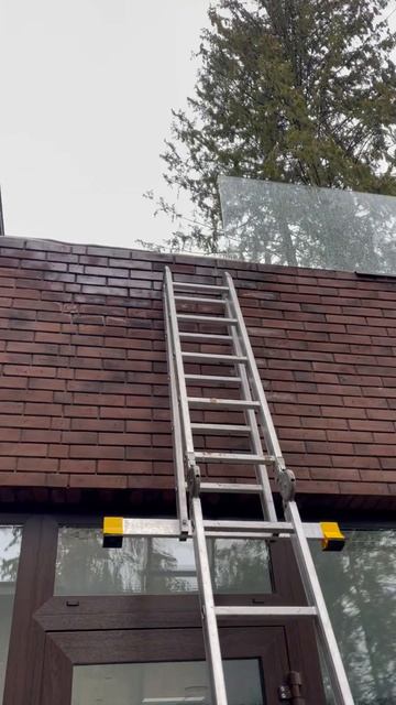 Красиво, но не надежно.  Почему кровли со стеклянными ограждениями постоянно протекают?