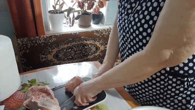 РАЗДЕЛЫВАЕМ ЦЫПЛЕНКА🤣🤣🤣🤣