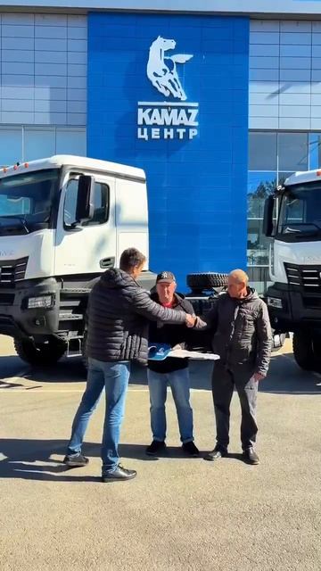 Официальный дилер ПАО «КАМАЗ» «Трак Сервис» передал два новых КАМАЗ-65955 транспортной компании