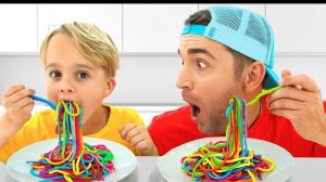 Дети учатся готовить пасту