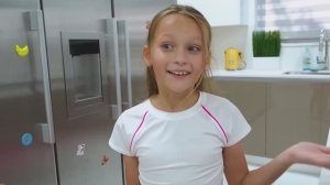 Дети и пластиковые стаканчики