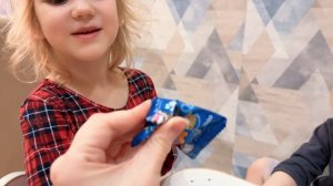 Открываем сюрпризы из ленты. Хэнги. Видео для детей.