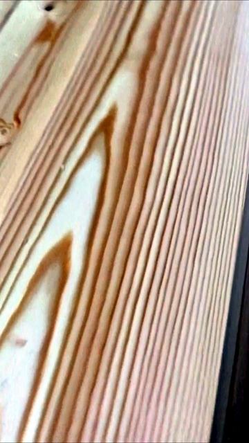 Внутри цеха премиального производства сверление отверстий под нагеля и проверка качества бруса