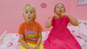 Крис и друзья исследуют секретные комнаты