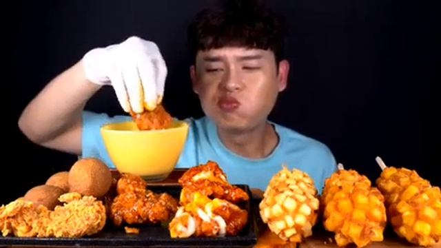 Мукбанг курица , корн-доги , сырные шарики Еда на камеру