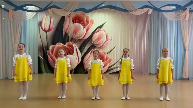 "Детство - это свет и радость", Исполняют: Девочки детского сада №39