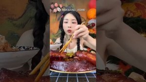 Кореянка ест много на камеру