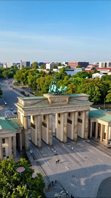 Бранденбургские ворота: символ Берлина #Берлин #Путешествия #ИсторическиеМеста