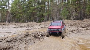 Застревает в грязи и все равно не останавливаются!