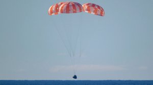 Вокруг Луны и обратно.Видео в 4К! Наблюдайте, как астронавты "Артемиды II" возвращаются домой.