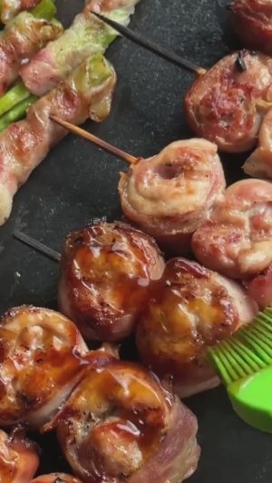 Шашлык из курицы в беконе.