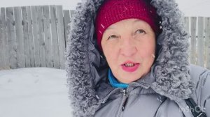 Подскользнулась, упала , а помочь боязно