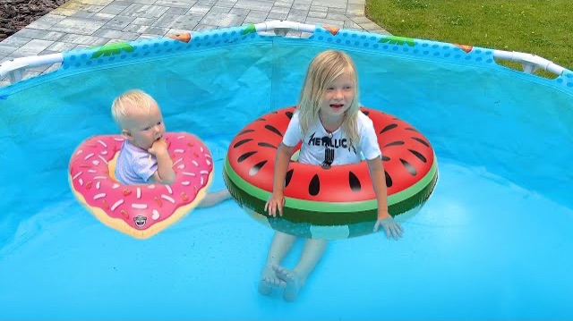 СОФУНЬЯ ШАЛУНЬЯ - СОФИЯ И МАЛЕНЬКАЯ СЕСТРА  И БАССЕЙН.