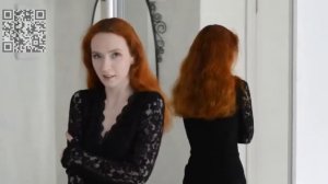 Девушка у зеркала