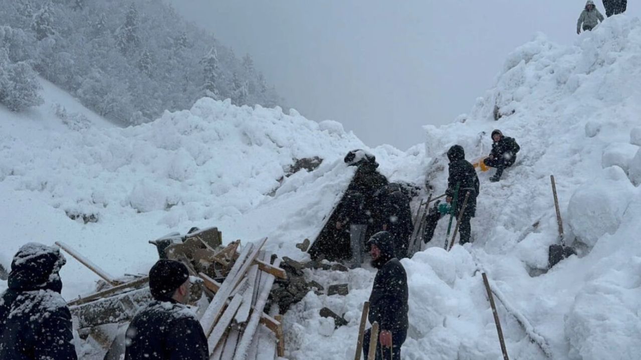 Снежная лавина накрыла два дома в Дагестане, женщина и ребенок оказались под завалами