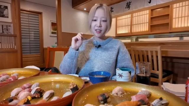 Мукбанг 100 суши Еда на камеру