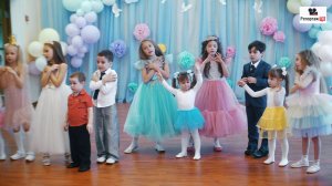 Танец малышей и Выпускников 2022 - младшая группа детского сада - фото и видеосъёмка выпускного