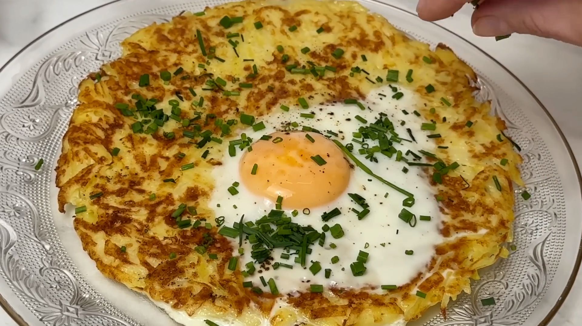 2 ЛУЧШИХ РЕЦЕПТА, ПРОСТО НАТРИТЕ КАРТОШКУ И ВЫЛЕЙТЕ 2 ЯЙЦА И РЕЗУЛЬТАТ БУДЕТ ПОТРЯСАЮЩИЙ!