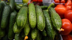 Цены на огурцы и помидоры снизились у производителей и выросли у ретейла