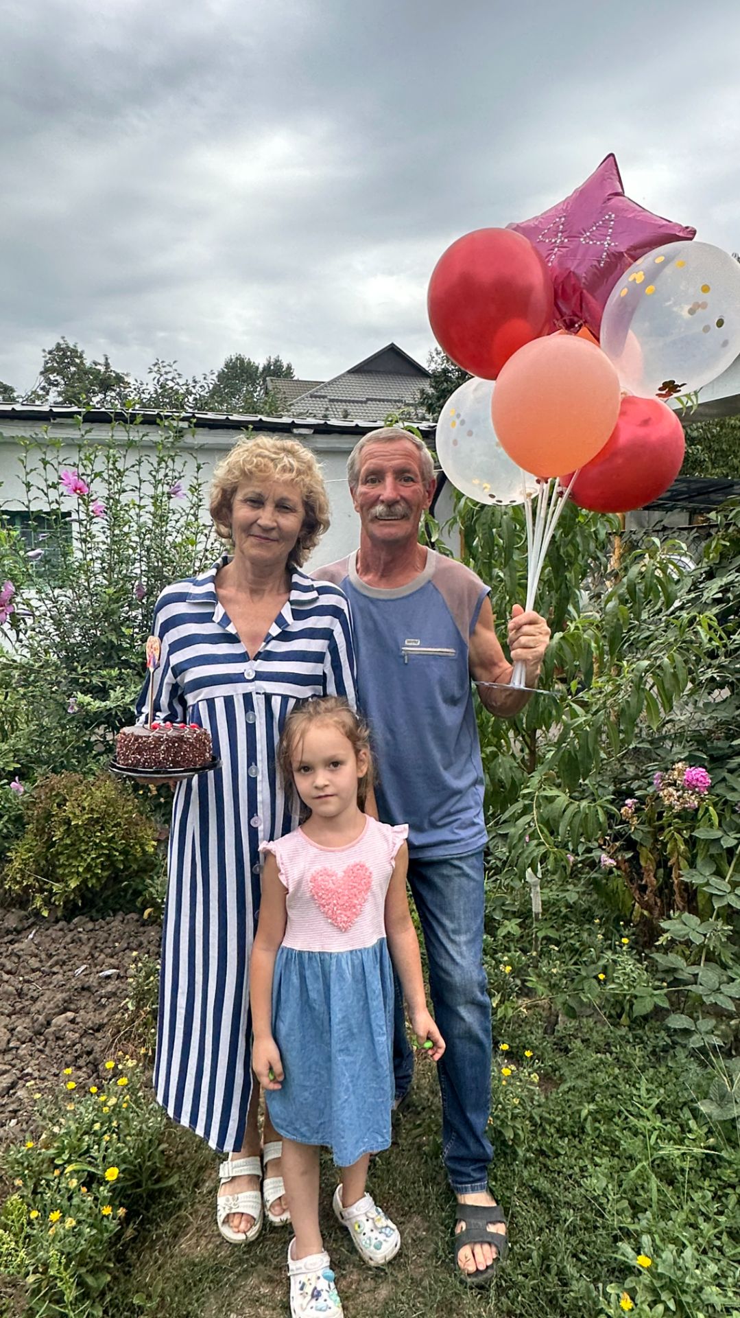 Арина играет во дворе, кушает малину и грустит по котику