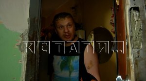 Мужчина сначала рубил двери соседей топором, а потом покусал соседку