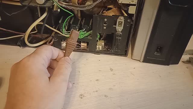 Утерянный шнур аппаратуры делаем за 5 минут своими руками