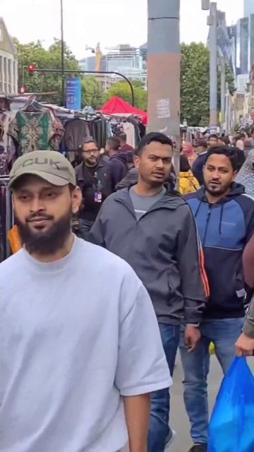 Лондон наши дни, на улице нет ни одного коренного жителя