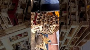 загружаю палеты в машину, для дальнейшей продажи