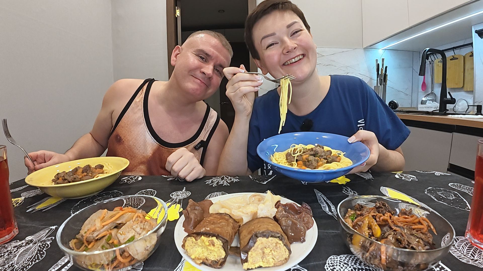 Мукбанг ПИРУЕМ и обмываем мой новый ПАСПОРТ! РАЗОЧАРОВАЛИСЬ в покупках( Семейный ужин в России