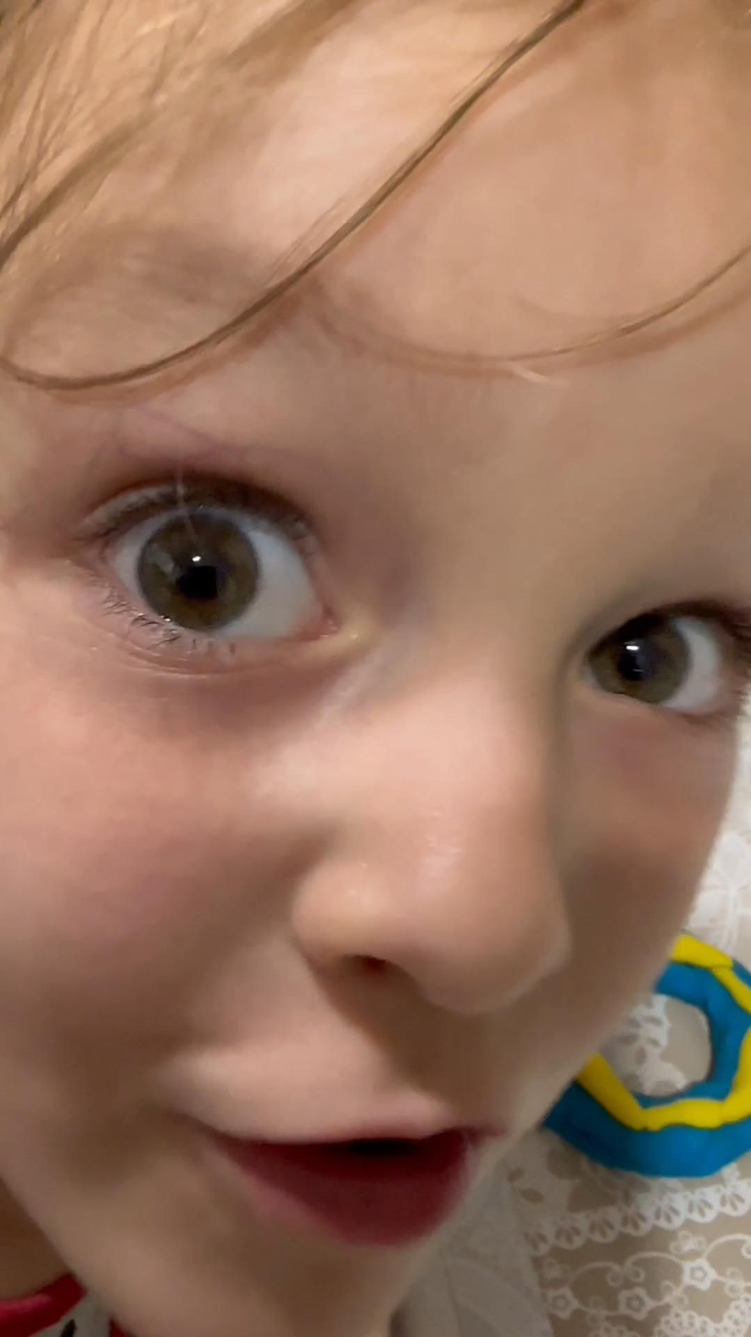 Арина делает пончик с малиновой начинкой, чтобы угостить маму, дедушку и бабушку