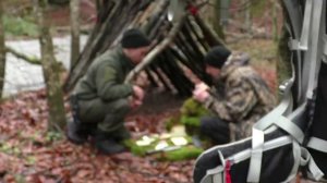 Один день в лесу - Строим укрытие из мха