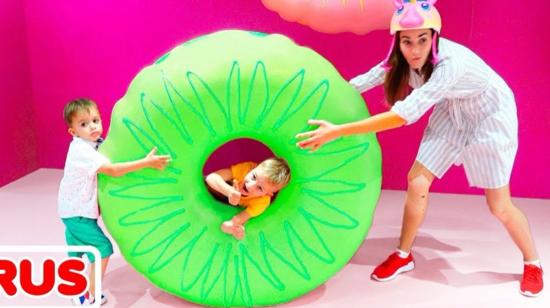 Влад и Никита в замке с гигантскими сладостями