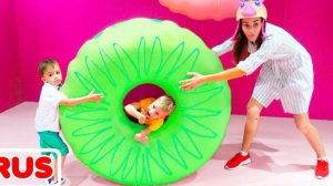 Влад и Никита в замке с гигантскими сладостями