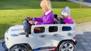 СОФУНЬЯ ШАЛУНЬЯ - СОФИЯ УЧИТ НИКУ ЕЗДИТЬ НА МАШИНЕ.