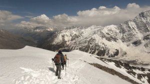 Вершина горы Чегет и озеро Донгуз-Орун
