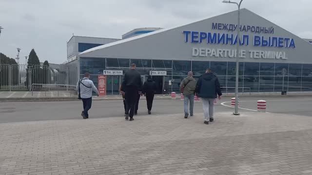 Полицейские депортируют отбывших наказание иностранцев