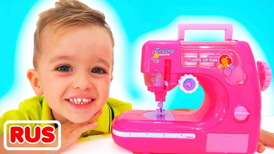 Влад и Никита играют с игрушечной швейной машинкой