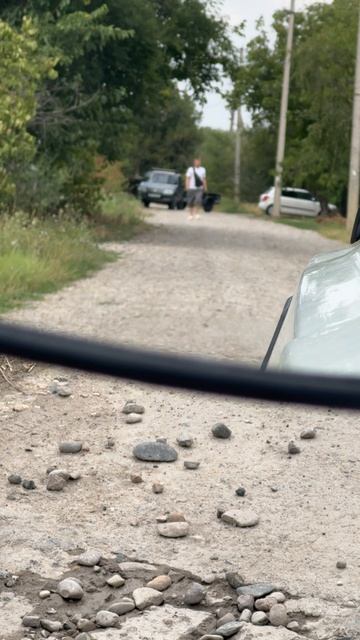 Руками машет 👋