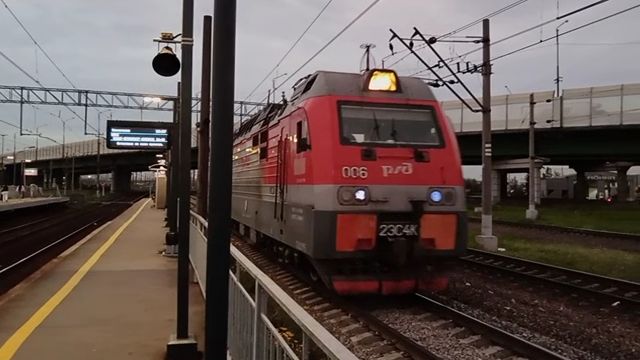 2ЭС4К-006 прибывает резервом на станцию Шушары