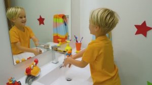 Крис играет с волшебным краном