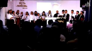 У пещеры стоит в печали, тихо плачет одна душа