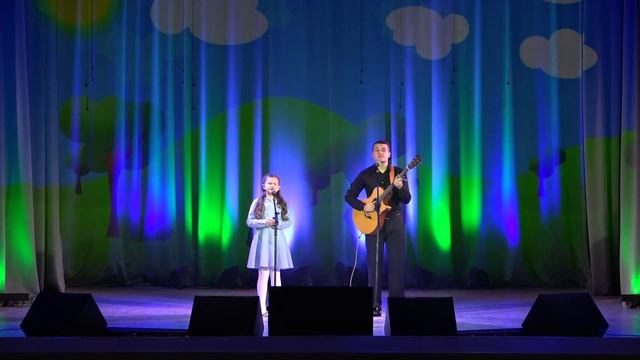 Пони девочек катает