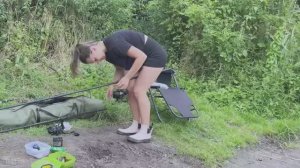 Девушка рыбачит на поплавок. Ловля карася. Красивая девушка. Аутдорс.