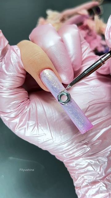 Я обещала себе стабильный маникюр… но нет 😂

План был: спокойный фиолетовый гель, чистые линии, лёгк