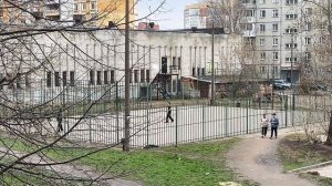 Спорт во дворе. А ребята играют и радуются жизни в живительный период.#спорт