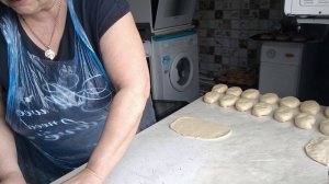 ПИРОЖОЧКИ. Петю накормила.