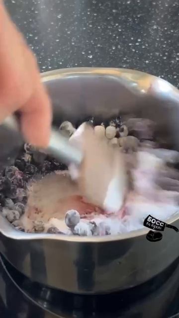 слоеная булочка с черникой от ТМ 4 сезона!