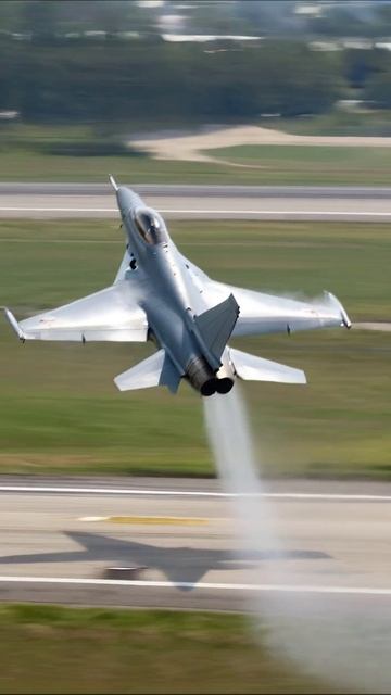 Взлет и мощь истребителя: захватывающие моменты #истребитель #авиация #взлет